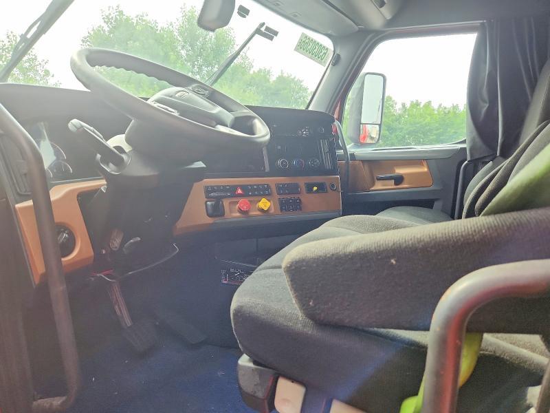 2019 Freightliner Cascadia 126 Semi Truck