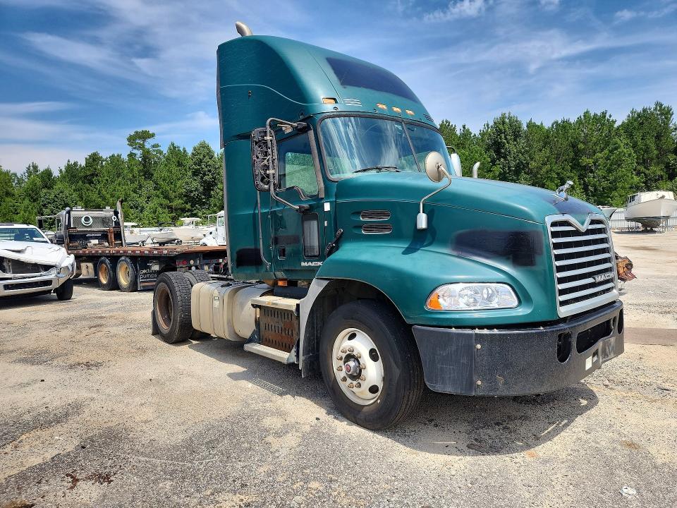 2016 Mack CXU612 Semi Truck