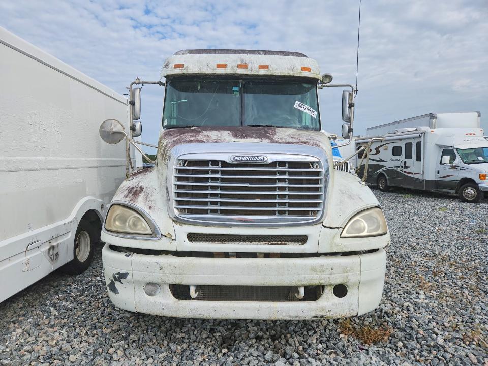 2005 Freightliner Columbia 120 Semi Truck