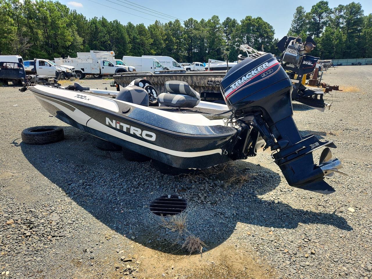 2004 Nitro 700 LX Boat