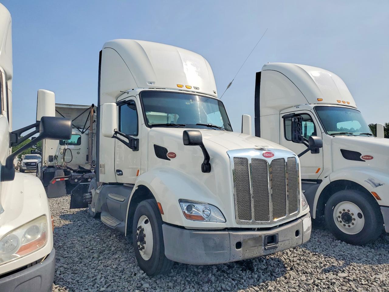 2017 Peterbilt 579 Semi Truck