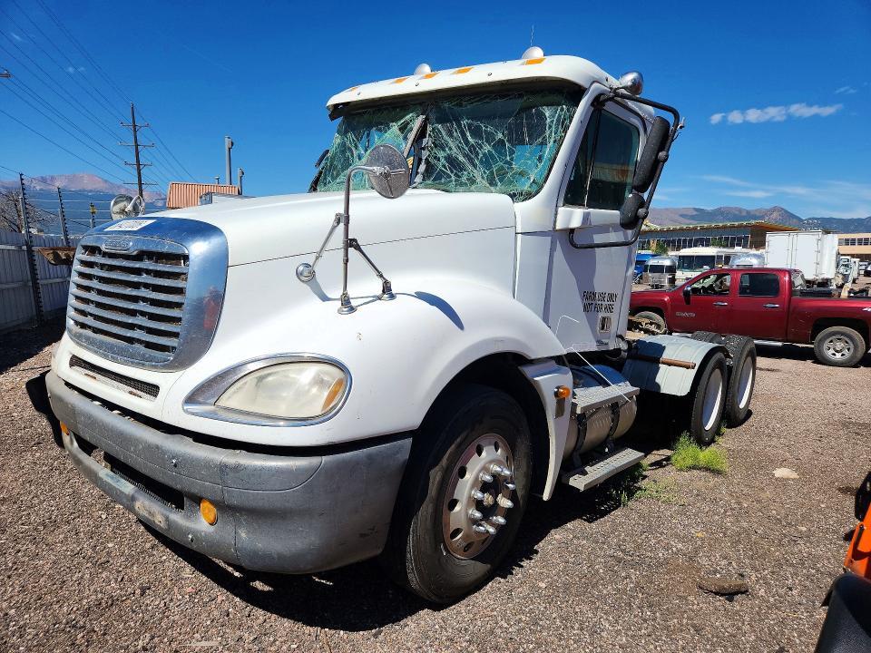 2004 Freightliner Columbia 120 Semi Truck