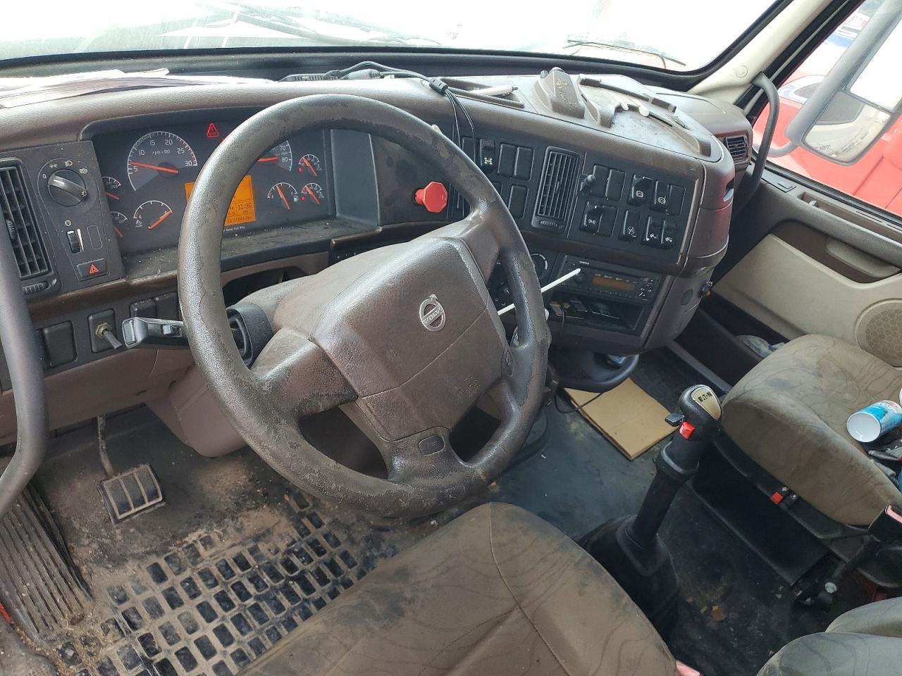 2013 Volvo VNL Semi Truck