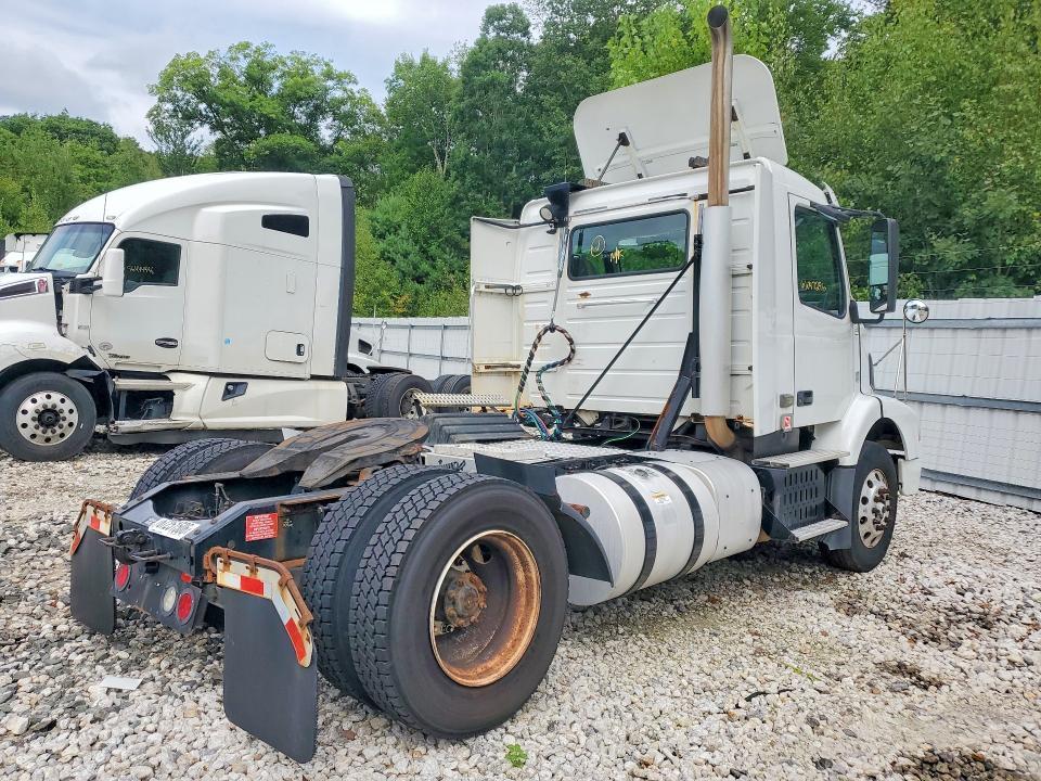 2014 Volvo VNM Semi Truck