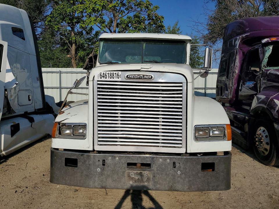 2000 Freightliner FLD120 Semi Truck