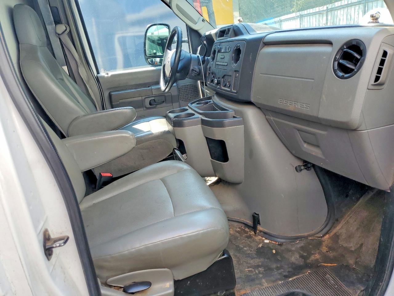 2016 Ford Econoline E450 Super Duty Cutaway Van