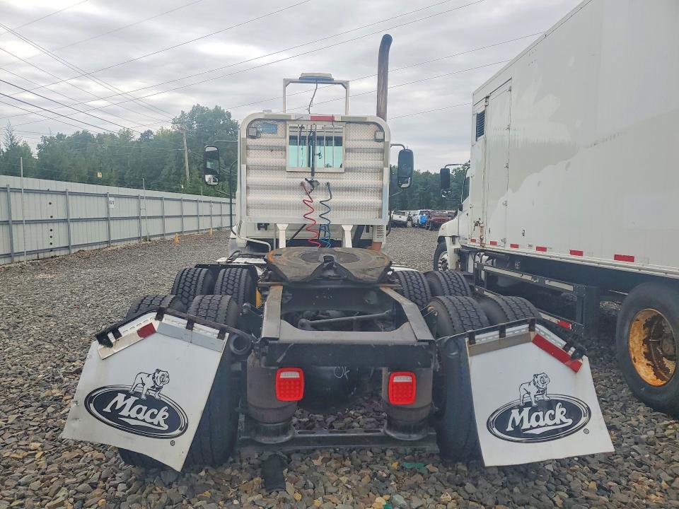 2016 Mack CXU613 Semi Truck