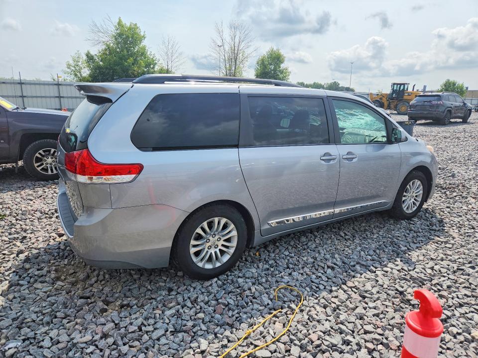 2014 Toyota Sienna xle 8-passenger