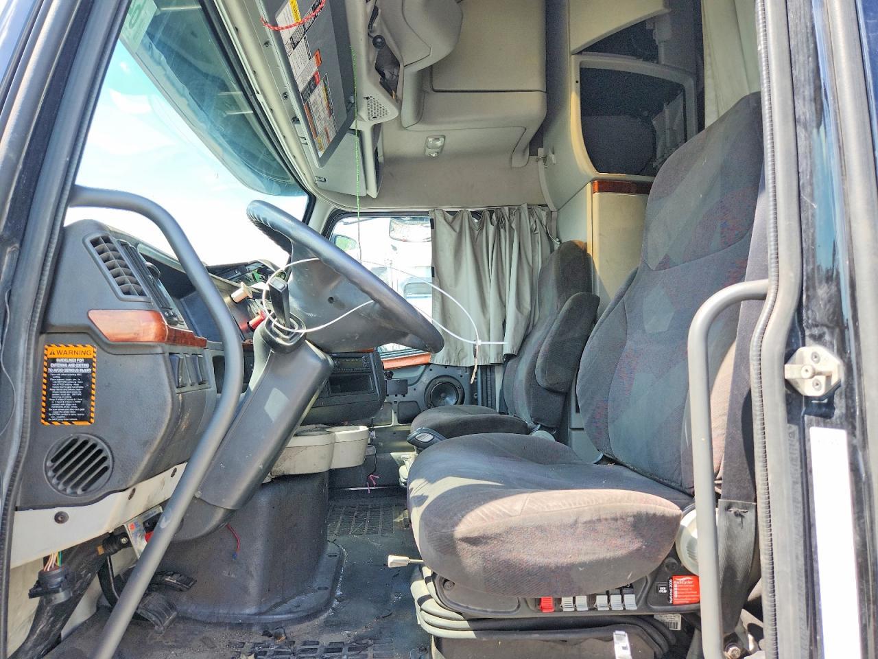 2010 Volvo VNL Semi Truck