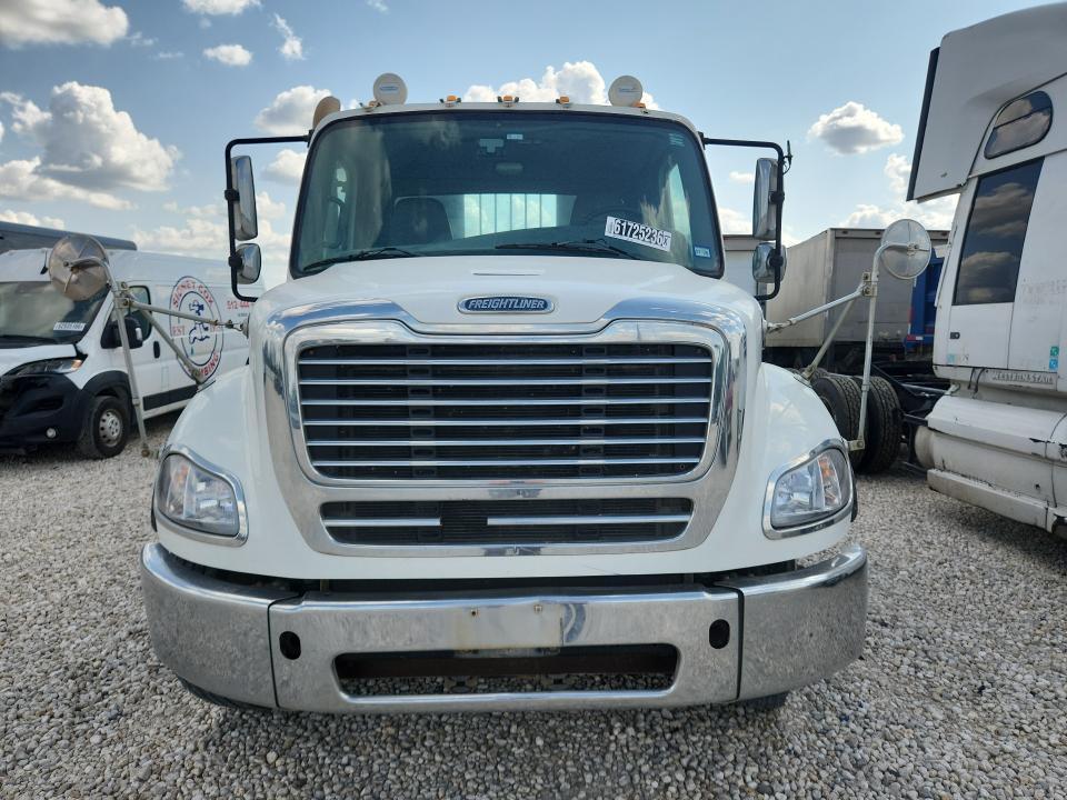 2015 Freightliner Business Class M2 Semi Truck