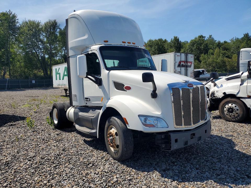 2016 Peterbilt 579 Semi Truck
