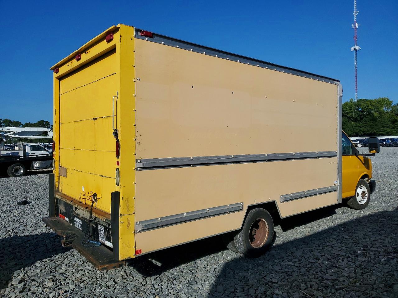 2006 GMC Savana BOX Truck