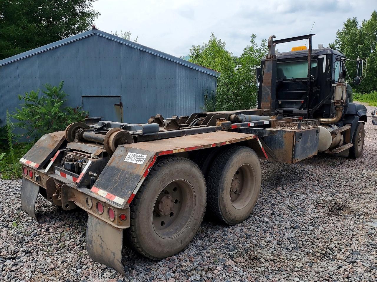 2002 Mack CL713 ROLL-OFF Container Truck