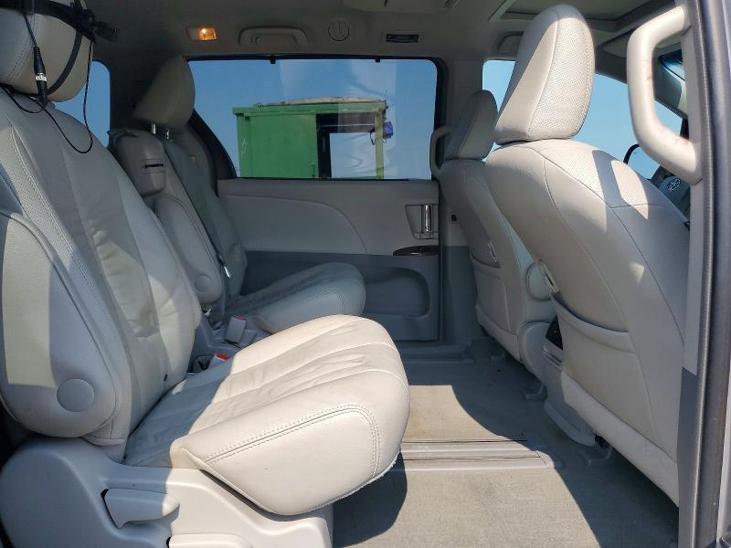 2012 Toyota Sienna xle 8-passenger