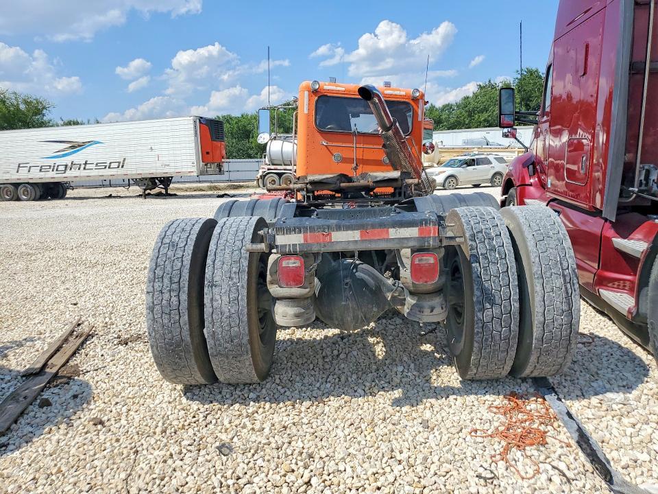 2013 Peterbilt 388 Semi Truck