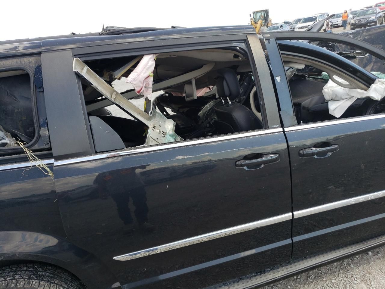 2013 Chrysler Town & Country Touring