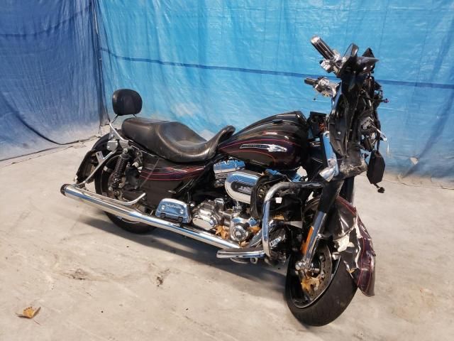 2011 Harley-Davidson FLHXSE2