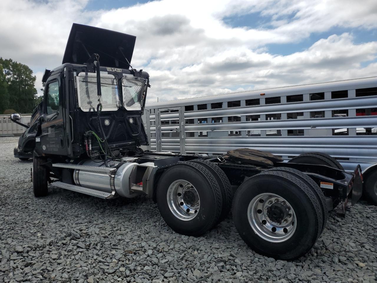 2020 Freigliner Cascadia 126