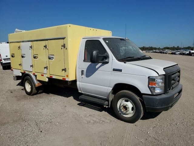 2017 Ford Econoline E450 Super Duty Cutaway Van