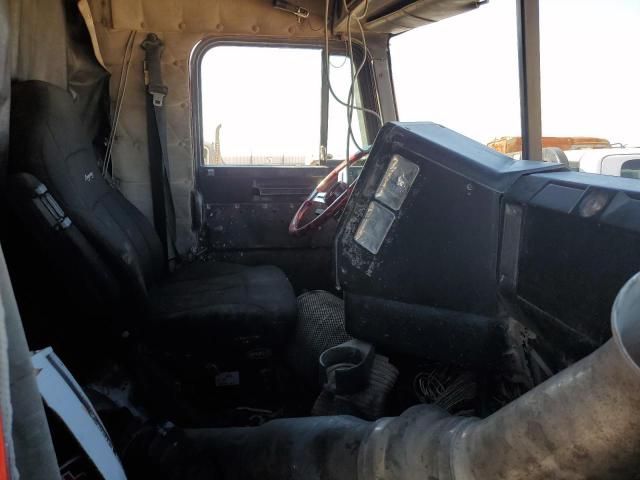 2000 Freightliner Conventional FLD120