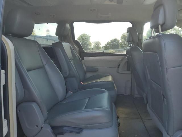 2011 Volkswagen Routan SE