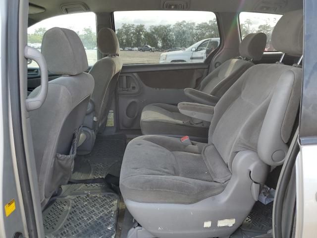 2004 Toyota Sienna CE