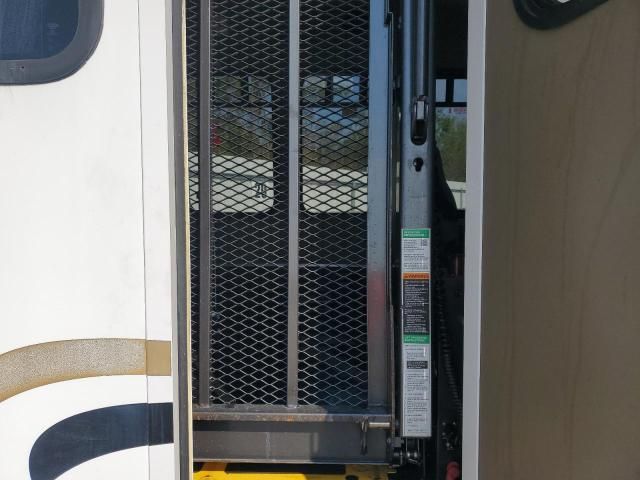 2013 Ford Econoline E350 Super Duty Cutaway Van