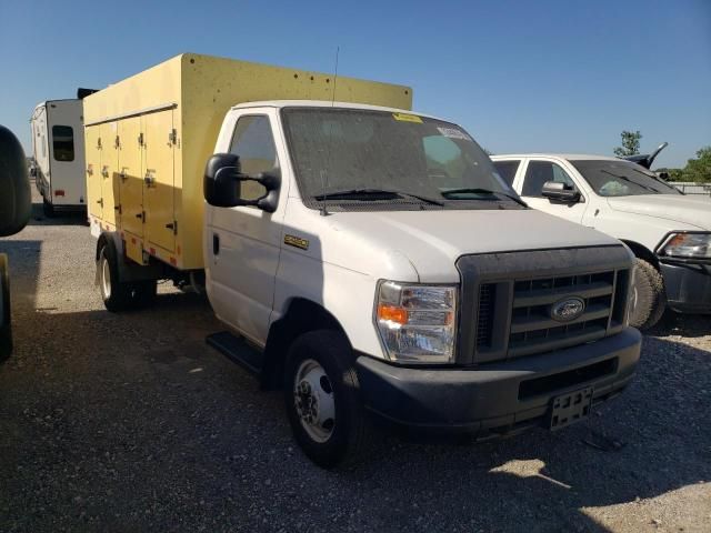 2018 Ford Econoline E450 Super Duty Cutaway Van