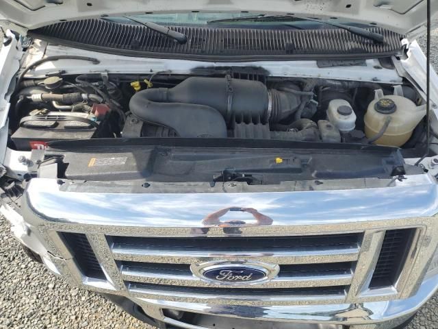 2017 Ford Econoline E350 Super Duty Cutaway Van