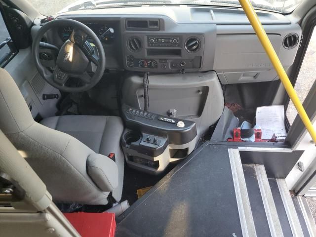 2021 Ford Econoline E450 Super Duty Cutaway Van