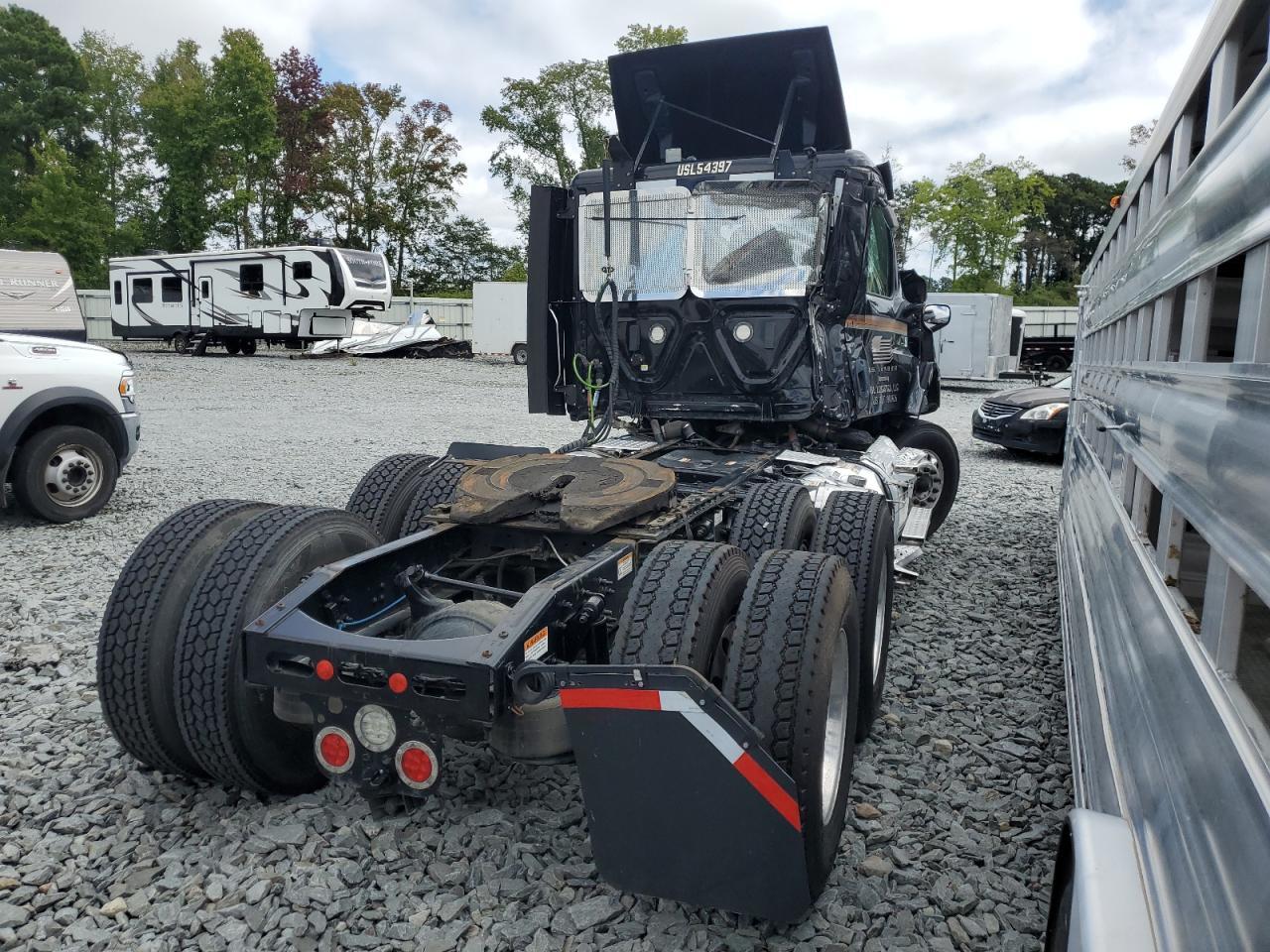 2020 Freigliner Cascadia 126