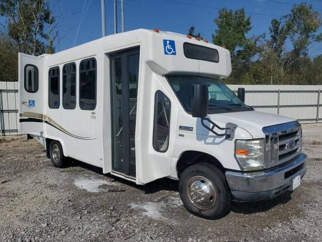 2013 Ford Econoline E350 Super Duty Cutaway Van