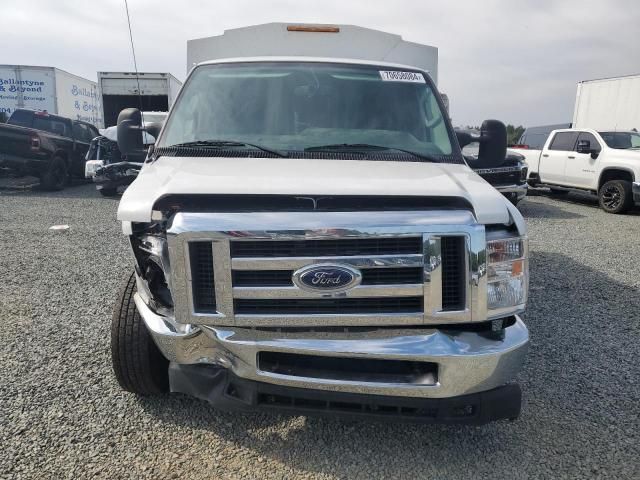 2017 Ford Econoline E350 Super Duty Cutaway Van
