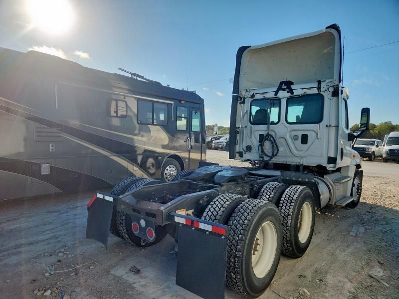 2014 Freightliner Cascadia Semi Truck