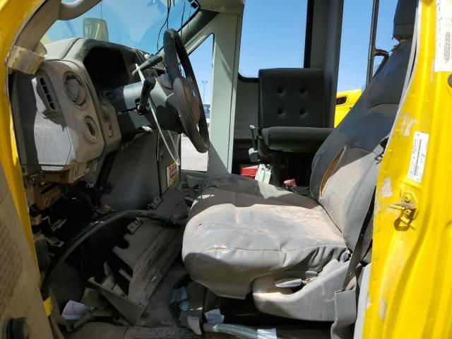 2016 Ford Econoline E450 Super Duty Cutaway Van