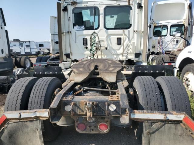 2015 Freightliner Cascadia Semi Truck