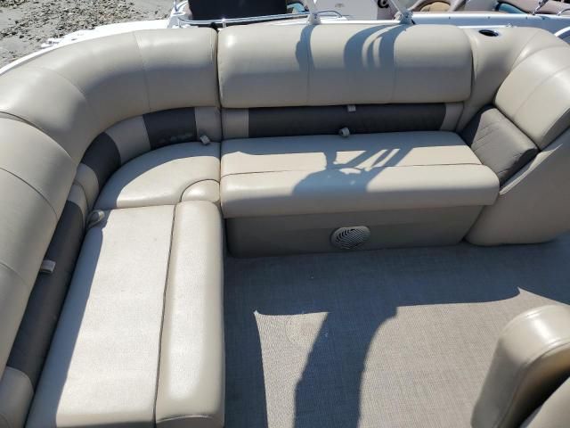 2021 Sun Tracker Partybarge
