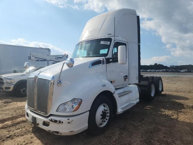 2014 Kenworth T680 Semi Truck
