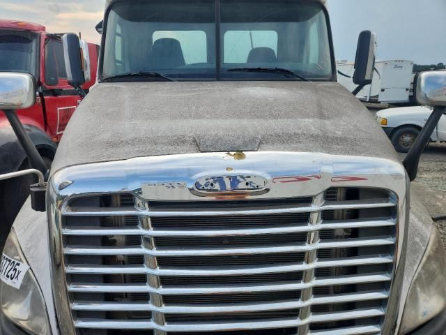 2013 Freightliner Cascadia Semi Truck