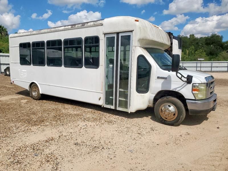 2017 Ford Econoline E450 Super Duty Cutaway Van