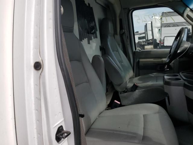 2013 Ford Econoline E350 Super Duty Cutaway Van
