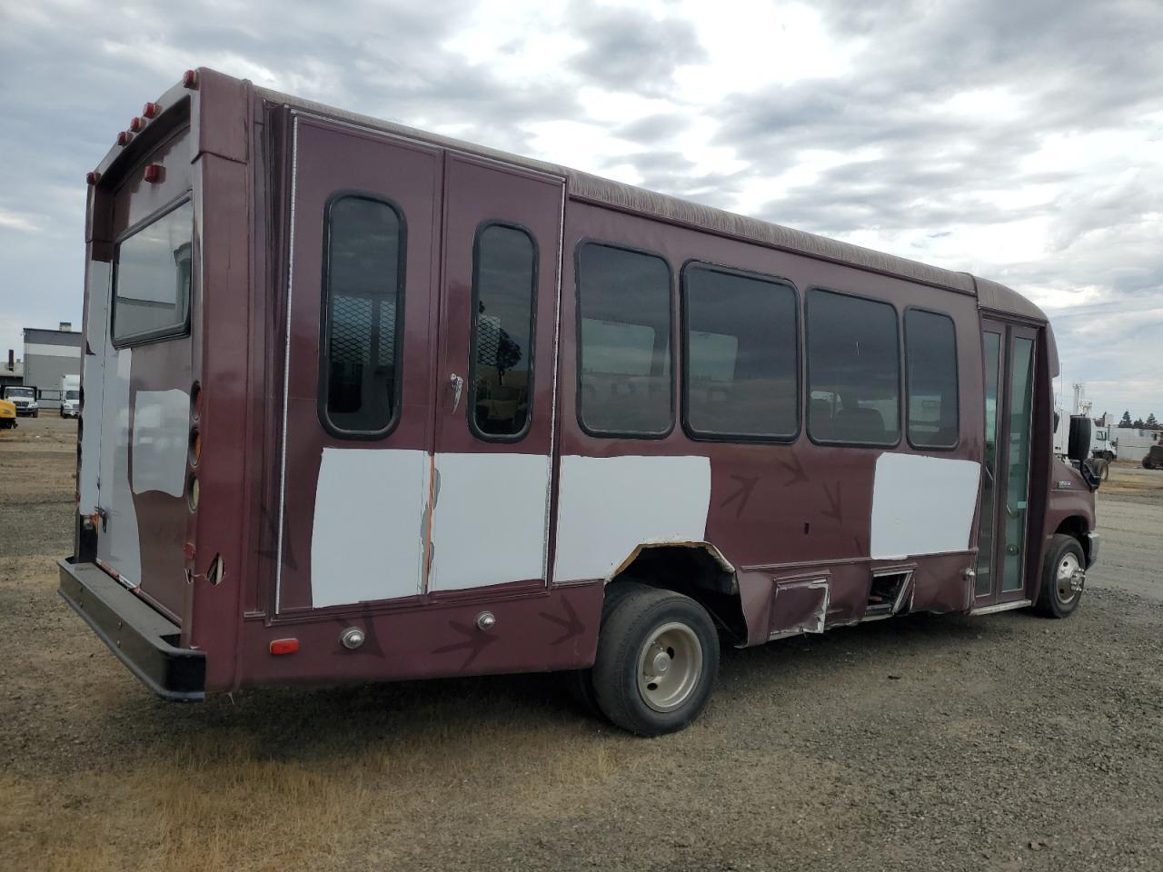 2014 Ford Econoline E450 Super Duty Cutaway Van