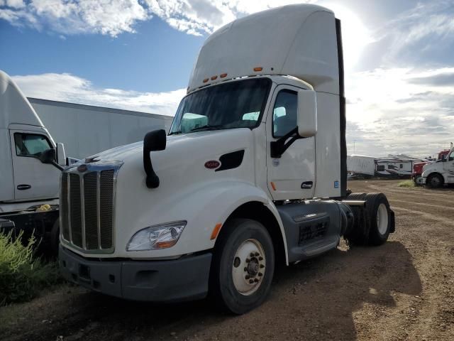 2015 Peterbilt 579 Semi Truck