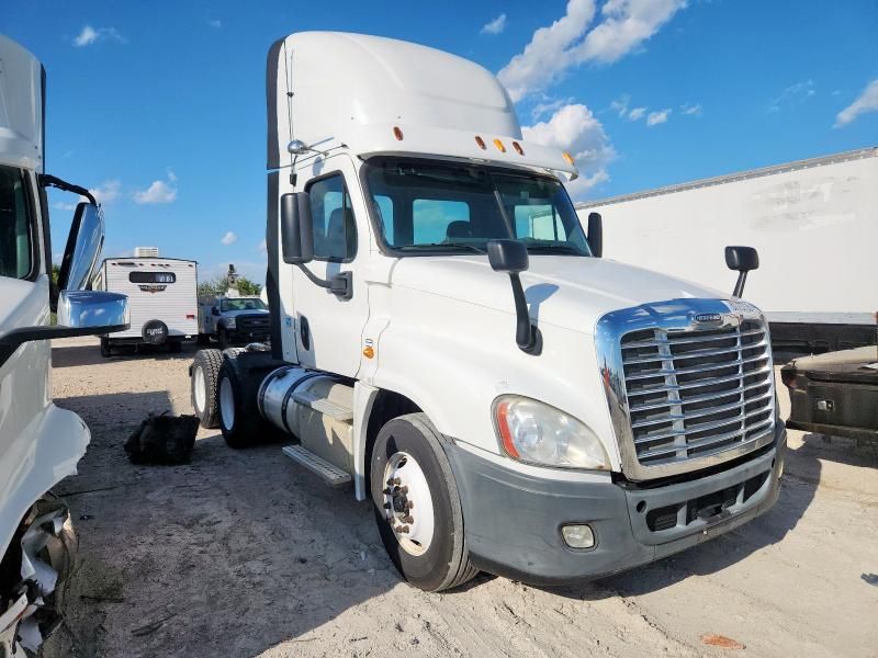 2014 Freightliner Cascadia Semi Truck