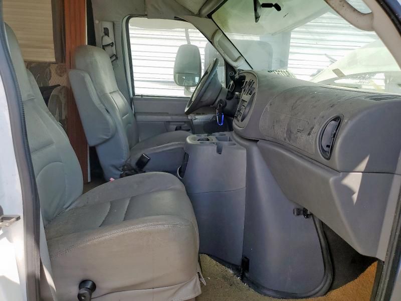 2005 Ford Econoline E450 Super Duty Cutaway Van
