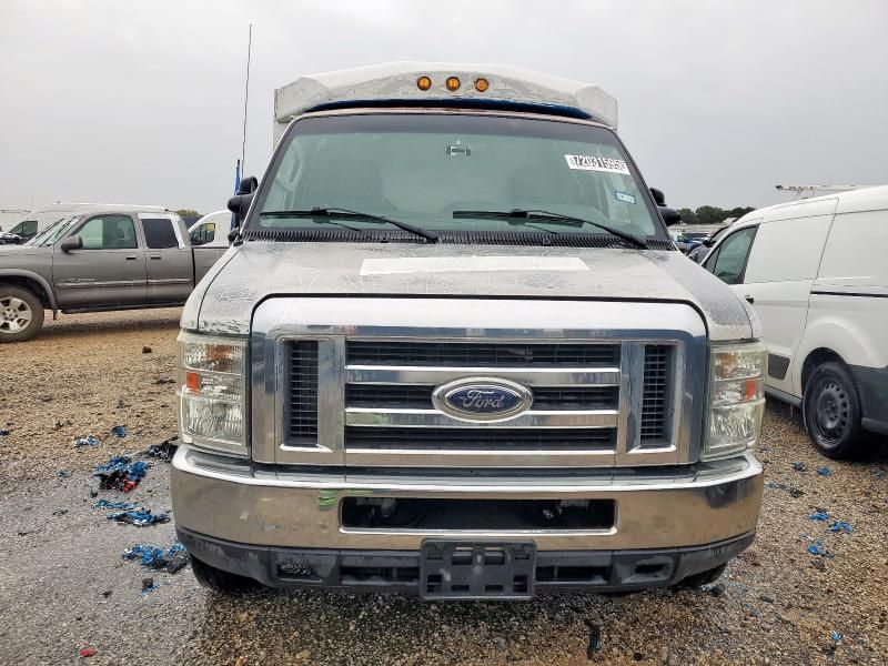 2012 Ford Econoline E350 Super Duty Cutaway Van