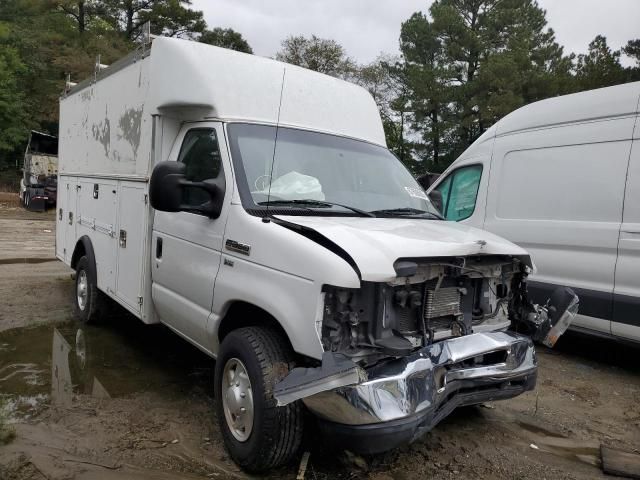 2014 Ford Econoline E350 Super Duty Cutaway Van