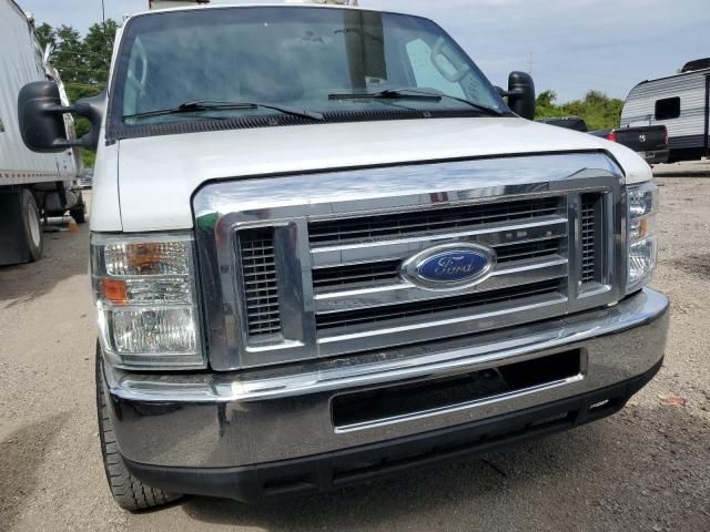 2013 Ford Econoline E350 Super Duty Cutaway Van
