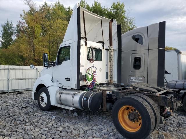 2014 Kenworth T680 Semi Truck