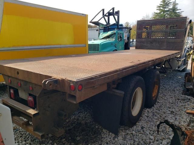 2005 Freightliner M2 112 MED-Flat BED Truck